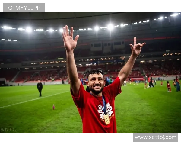 足球明星高高白白的魅力与风采在绿茵场上闪耀光芒